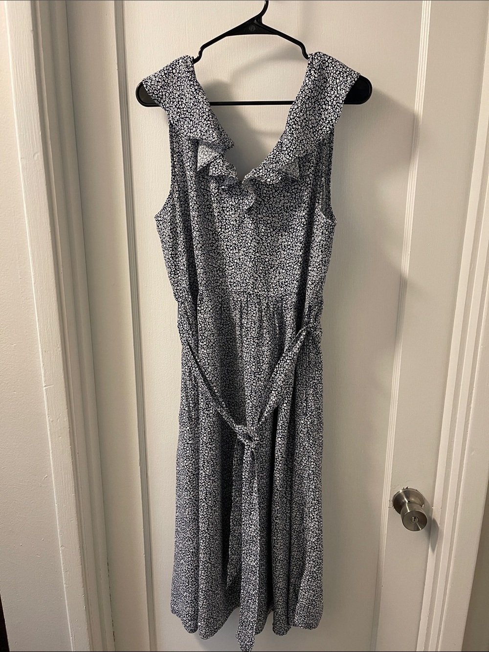 Pretty dress with ruffle neckline